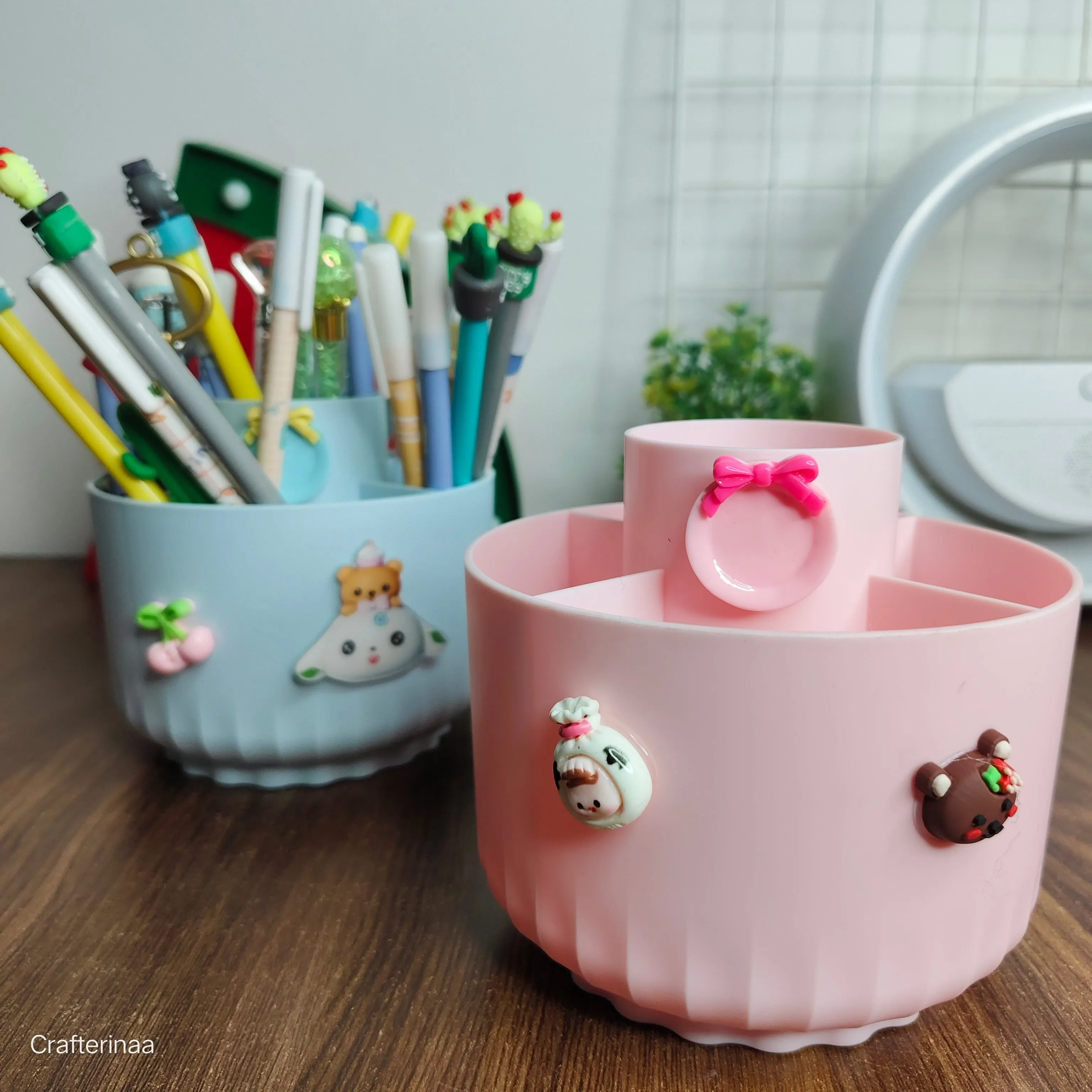 Rotating kawaii penstand
