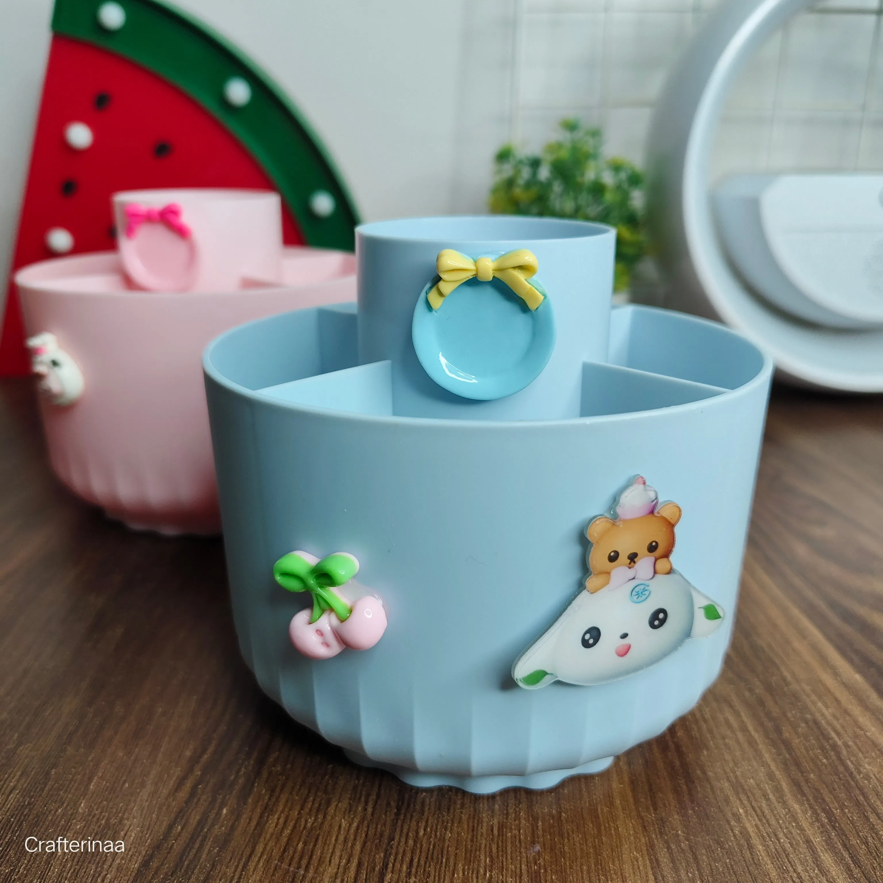 Rotating kawaii penstand