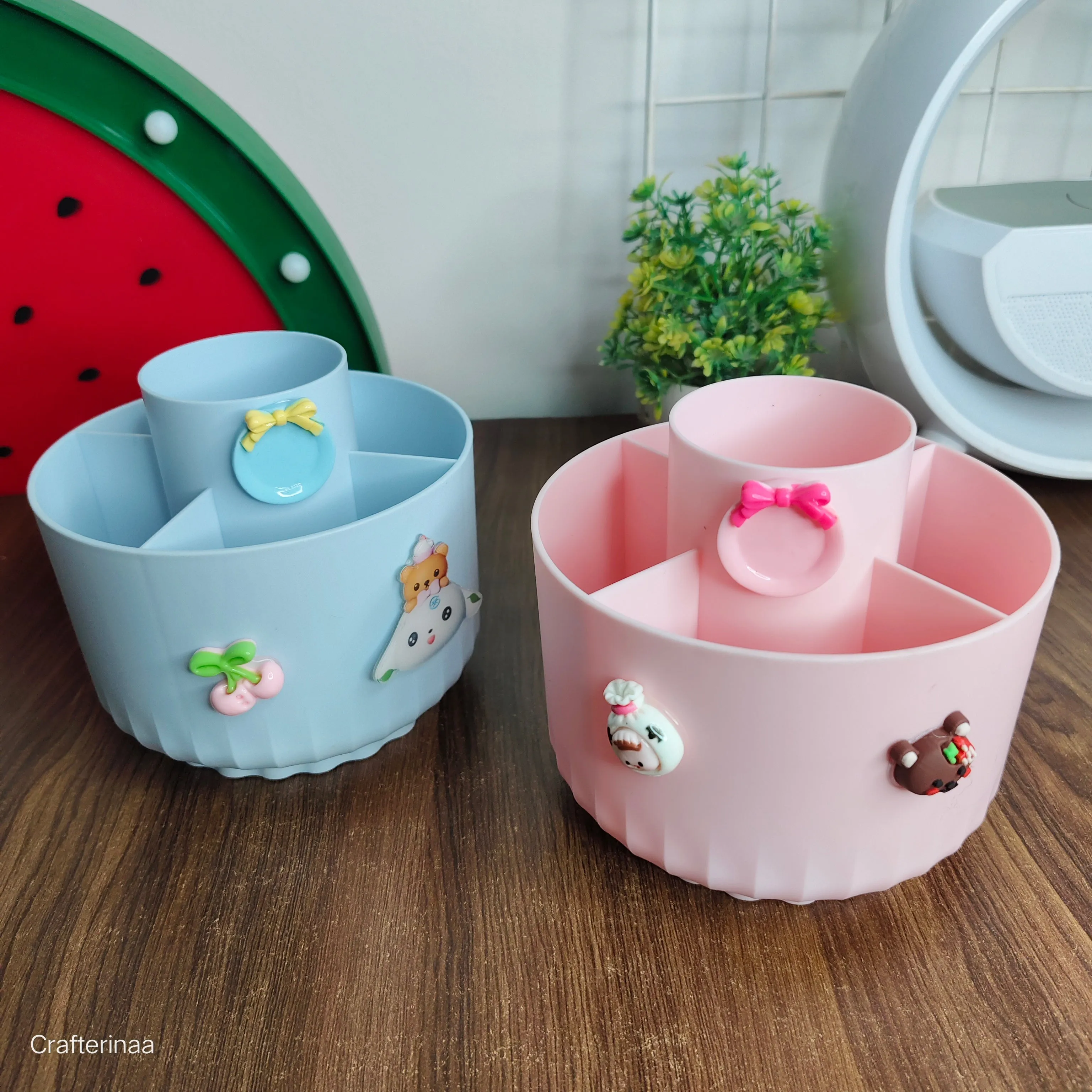 Rotating kawaii penstand